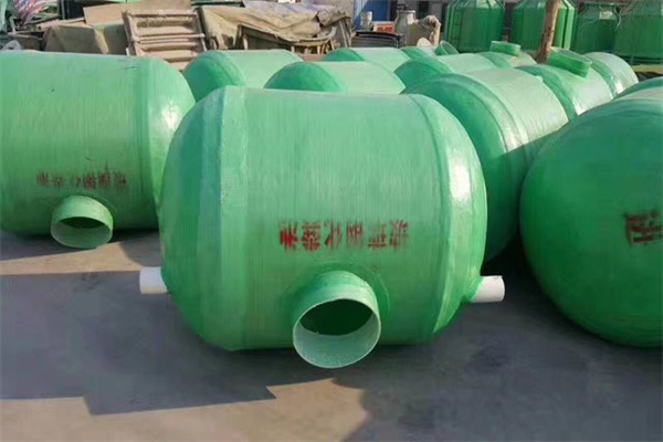 新疆玻璃钢化粪池.jpg 新疆玻璃钢化粪池.jpg